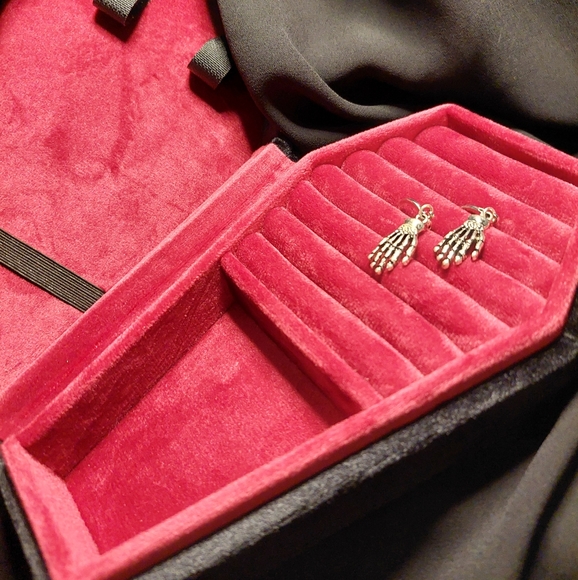 💥 3 for 15! Silver skeleton hand earrings unisex - Picture 3 of 5